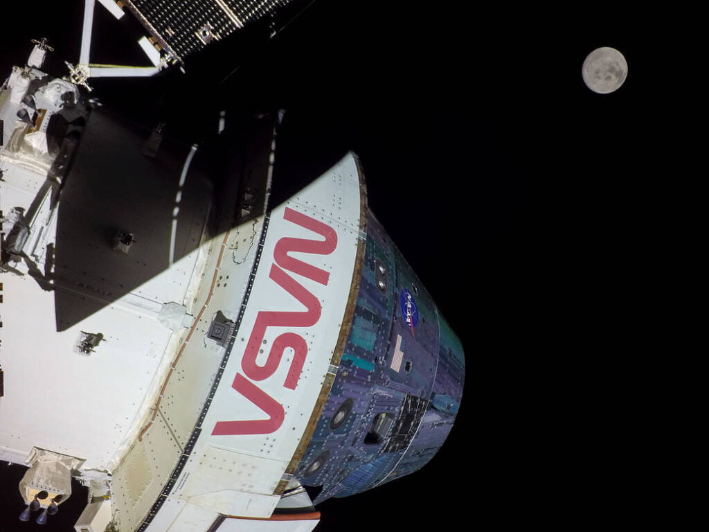 Orion Approaches Moon Before Return Flyby